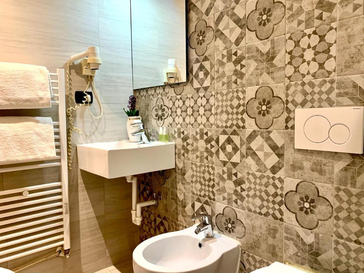 Hotel Astrid มิลาน ภายนอก รูปภาพ