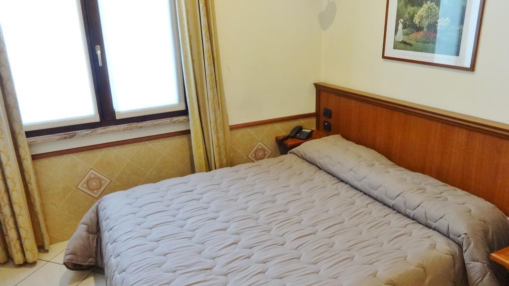 Hotel Astrid มิลาน ภายนอก รูปภาพ